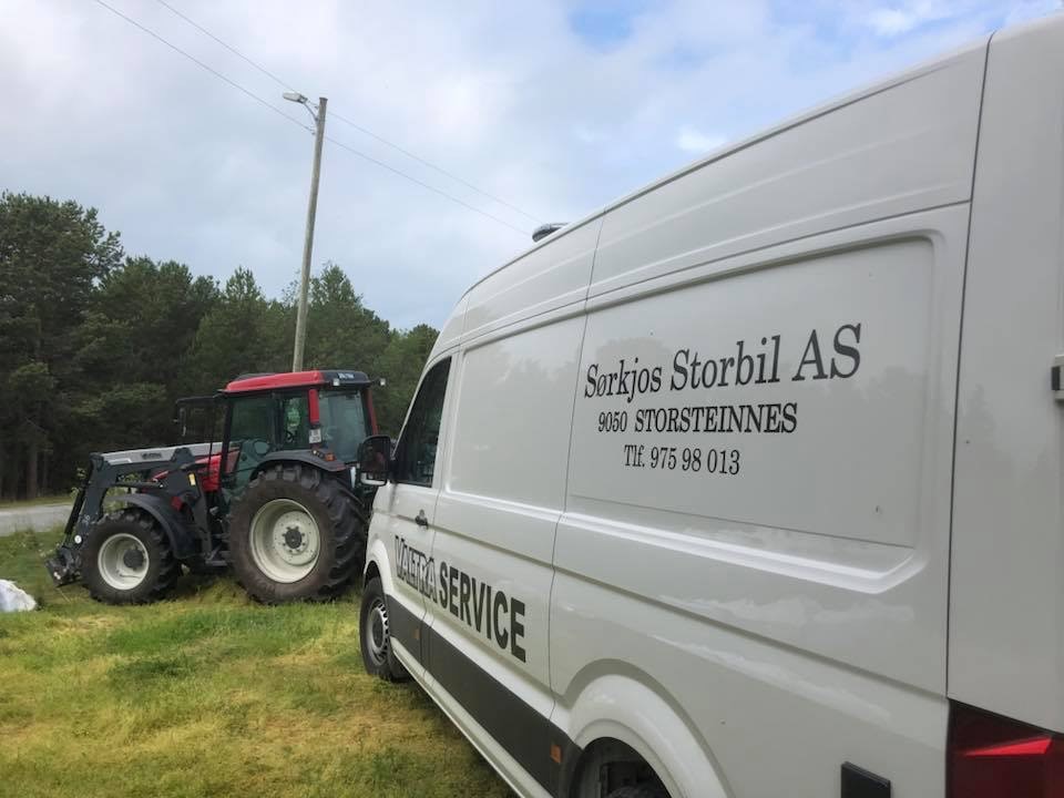 Servicebil og Valtra-traktor