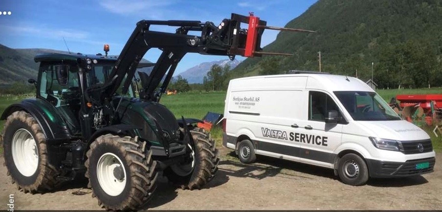 Valtra-traktor og Sørkjos Storbils servicebil ute i felt